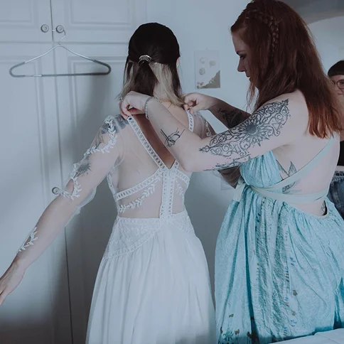 La mariée se prépare avec la créatrice de sa robe