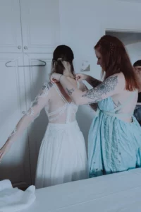 Séance d'essayage et de retouche d'une robe de mariée sur mesure