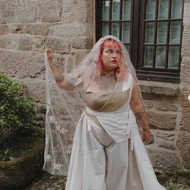 Tenue de mariée Azalée. Une tenue qui se décline en 4 éléments
- un bustier en soie sauvage
- un veston asymétrique
- un pantalon presque jupe tellement il est ample
- un voile libellules