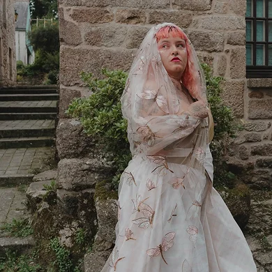 Tenue de mariée Azalée. Une tenue moderne, rock, mais un peu corporate aussi, pour un.e marié.e qui envoie