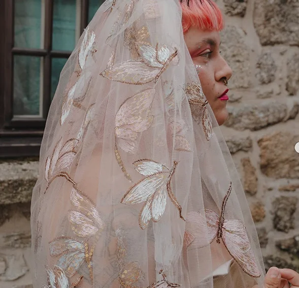 Tenue de mariée Azalée. Zoom sur le voile en tulle avec broderies aux motifs de libellules