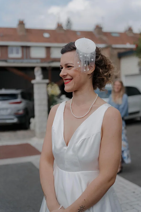 Chloé dans sa robe de mariée sur mesure pin up vue de dos