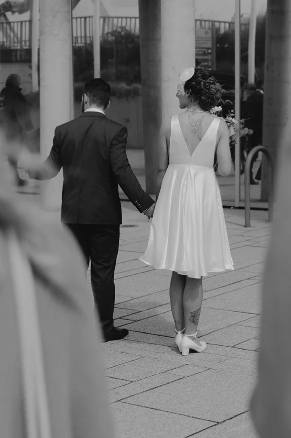 Chloé dans sa robe de mariée sur mesure pin up vue de dos