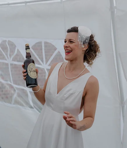 Chloé dans sa robe de mariée sur mesure pin up vue de dos