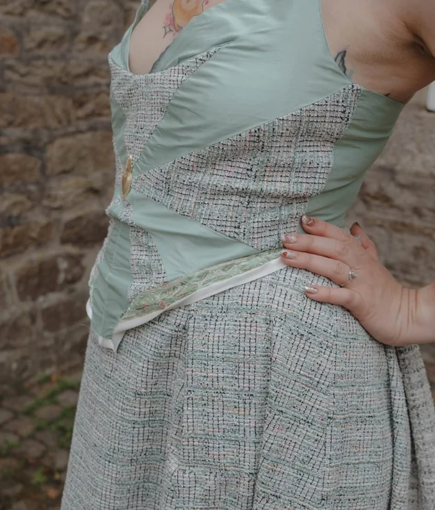 Tenue de mariée Claire. Une tenue qui m’a été un peu inspirée par Vivienne Westwood ou encore Claire Fraser d Outlander. Une jupe d’époque en tweed avec faux cul ou traîne selon comment on règle le ruban à l’arrière, et d’un corset qui mêle tweed et soie sauvage, et une jolie breloque cœur sacré