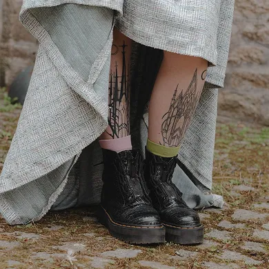 Tenue de mariée Claire. Une tenue qui m’a été un peu inspirée par Vivienne Westwood ou encore Claire Fraser d Outlander. Une jupe d’époque en tweed avec faux cul ou traîne selon comment on règle le ruban à l’arrière, et d’un corset qui mêle tweed et soie sauvage, et une jolie breloque cœur sacré