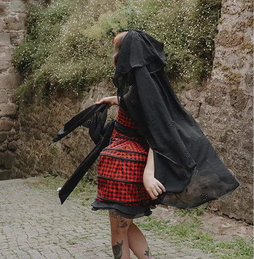 Tenue de mariée Courtney grunge sur mesure, à carreaux rouges et noirs, composée d'un corset, d'une jupe à panier, d'une ceinture et d'un voile noir