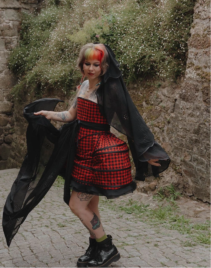 Tenue de mariée Courtney grunge sur mesure, à carreaux rouges et noirs, composée d'un corset, d'une jupe à panier, d'une ceinture et d'un voile noir