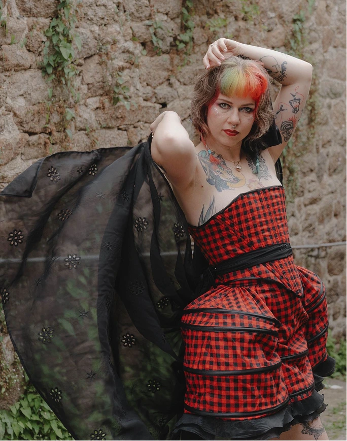Tenue de mariée Courtney grunge sur mesure, à carreaux rouges et noirs, composée d'un corset, d'une jupe à panier, d'une ceinture et d'un voile noir