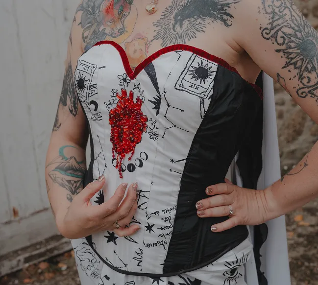 Tenue de mariée Nimue. Une tenue qui tient son petit nom de la légende Arthurienne. Un corset rebrodé de perles, une jupe drapée et un voile.