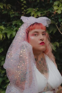 Tenue de mariée Themis. Voile de mariée coloré à sequins et noeud, voile original pour une robe de mariée extraordinaire