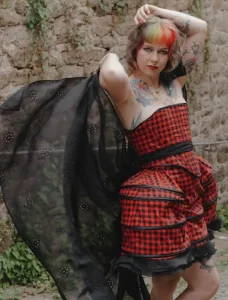 Tenue de mariée grunge sur mesure, à carreaux rouges et noirs, composée d'un corset, d'une jupe à panier, d'une ceinture et d'un voile noir