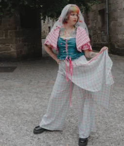 Tenue de mariée originale mixant les univers cottage core et punk composée d'un corset avec manches, d'un pantalon et d'un voile de mariée assortis