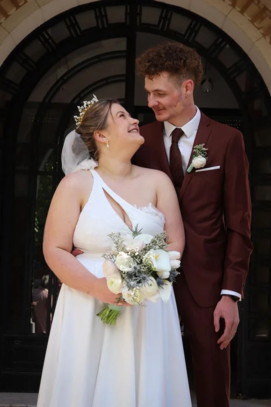 Inès dans sa robe de mariée sur mesure avec son mari