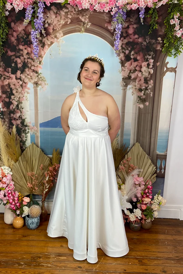 Essayage final de la robe de mariée sur mesure d'Inès