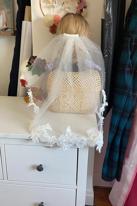 zoom sur le voile de mariée d'Inès