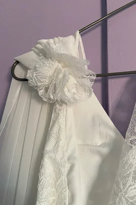 zoom sur la robe de mariée sur mesure d'Inès