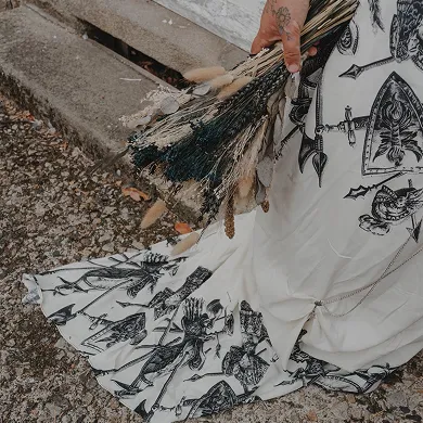 Tenue de mariée Jeanne - zoom sur cette toile agrémentée de motifs d'armureries.