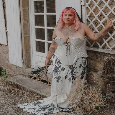 Tenue de mariée Jeanne. Cette tenue est inspirée de Jeanne d Arc, juste car la jupe comporte des motifs d’armureries agrémentée de chaînes , et de ce fait j’ai voulu faire un corset en simili cuir comme un poitrail de métal Elle comporte également un voile court noir