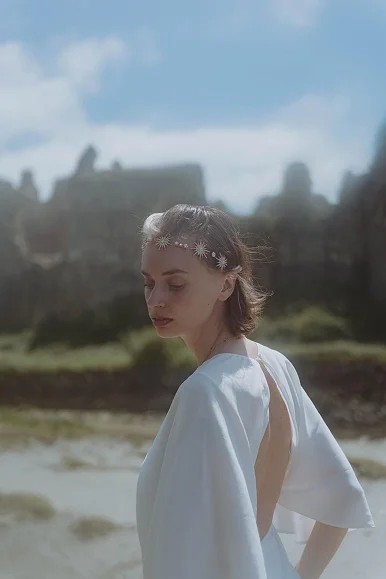 Maelys, vue de dos sur la capeline réalisée sur mesure pour agrémenter sa robe de mariée