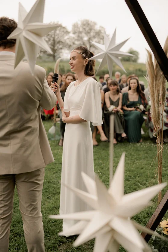 Maelys, rayonnante, dans sa robe de mariée sur mesure