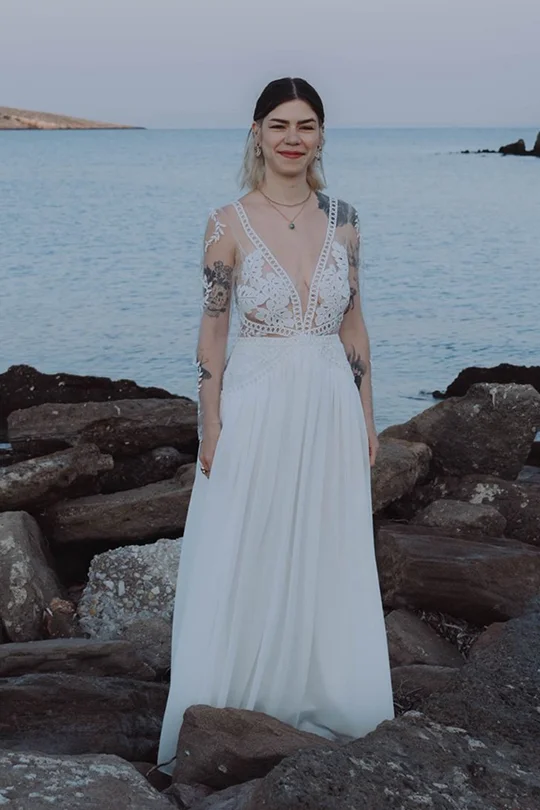 Olympe dans sa robe de mariée sur mesure en tulle avec broderies appliquées à la main