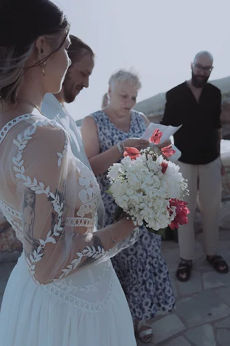 Olympe dans sa robe de mariée sur mesure en tulle avec broderies appliquées à la main
