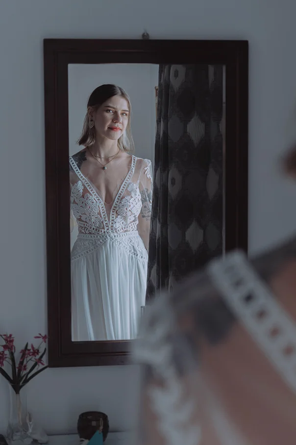 Olympe dans sa robe de mariée sur mesure en tulle avec broderies appliquées à la main