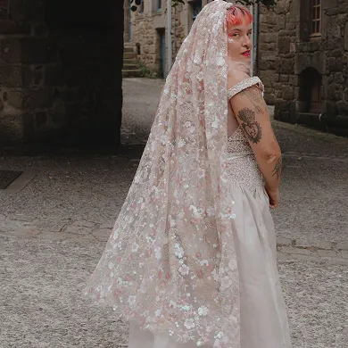 Tenue de mariée Themis. Zoom sur le voile de sequins.