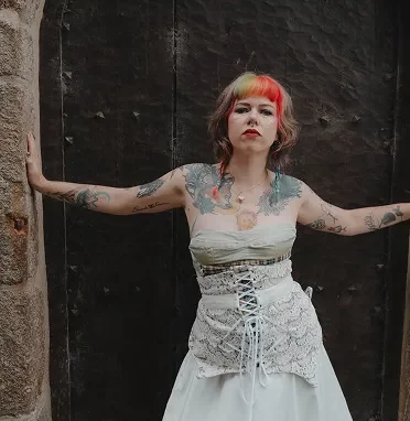 Tenue de mariée Viv. Une tenue qui tient son nom de la fée Vivianne de la légende Arthurienne, mais aussi de la reine mère de la haute couture punk Vivienne Westwood. Un bustier en soie sauvage et tartan Taylor (d’après la petite princesse du grunge Taylor Momsen) Une guêpière en tartan et dentelle de calais et une jupe longue à traine