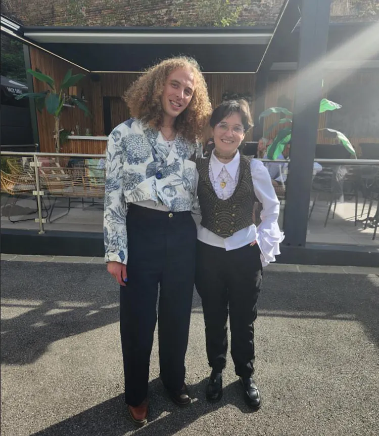 Duo de mes créations : Paul et Egidi dans leurs tenues sur mesure