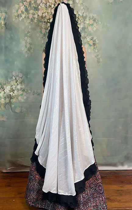 Voile de mariée en popeline irisée, bordée en noir